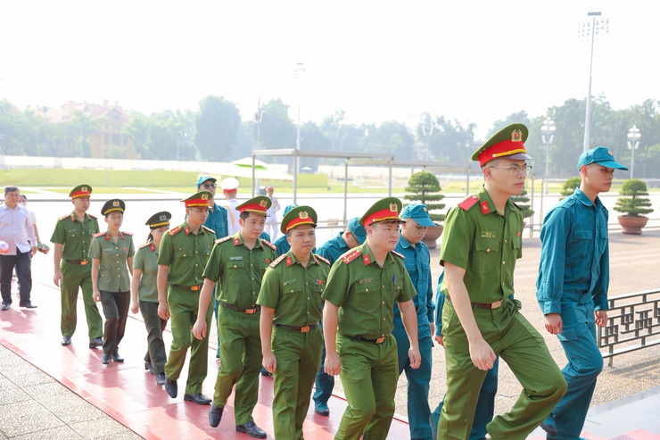 Đoàn TNCS Hồ Chí Minh phường Long Biên tổ chức lễ dâng hương, báo công tại Lăng Chủ tịch Hồ Chí Minh- Ảnh 2.