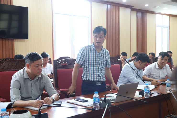 Phó Chủ tịch UBND xã Quang Minh Phạm Anh Tuấn nghe báo cáo tiến độ triển khai một số dự án đầu tư công- Ảnh 2.
