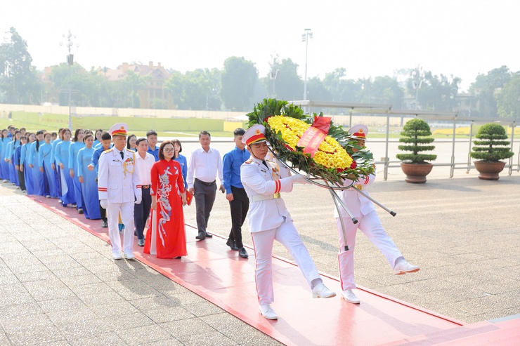 Đoàn TNCS Hồ Chí Minh phường Long Biên tổ chức lễ dâng hương, báo công tại Lăng Chủ tịch Hồ Chí Minh- Ảnh 1.