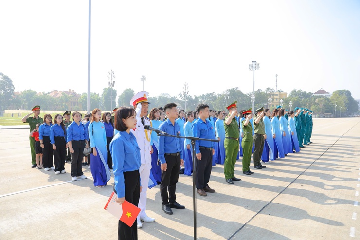 Đoàn TNCS Hồ Chí Minh phường Long Biên tổ chức lễ dâng hương, báo công tại Lăng Chủ tịch Hồ Chí Minh- Ảnh 3.