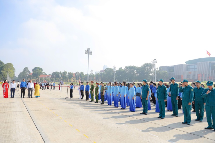 Đoàn TNCS Hồ Chí Minh phường Long Biên tổ chức lễ dâng hương, báo công tại Lăng Chủ tịch Hồ Chí Minh- Ảnh 7.