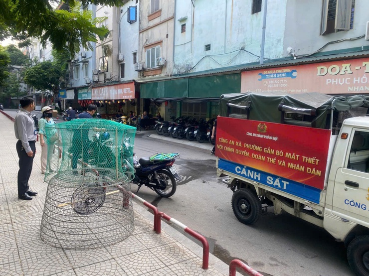 Ban Chỉ đạo 197 phường Đống Đa ra quân tổ chức đảm bảo trật tự đô thị, trật tự an toàn giao thông, vệ sinh môi trường trên địa bàn phường khu vực Vườn hoa, sân chơi 1-6; Vườn hoa sân chơi Trần Quang Diệu- Ảnh 2.