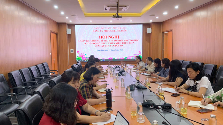 Đảng ủy phường Long Biên làm việc với Bí thư chi bộ khối trường học về tổ chức triển khai thực hiện chiến dịch “45 ngày đêm chuyển đổi số”.- Ảnh 1.