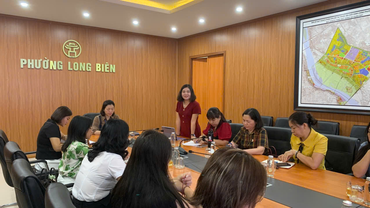 Đảng ủy phường Long Biên làm việc với Bí thư chi bộ khối trường học về tổ chức triển khai thực hiện chiến dịch “45 ngày đêm chuyển đổi số”.- Ảnh 4.