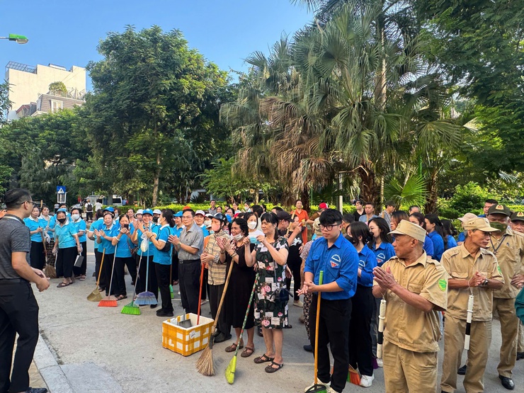 Ban Chỉ đạo 197 phường Đống Đa ra quân tổ chức đảm bảo trật tự đô thị, trật tự an toàn giao thông, vệ sinh môi trường trên địa bàn phường khu vực Vườn hoa, sân chơi 1-6; Vườn hoa sân chơi Trần Quang Diệu- Ảnh 3.