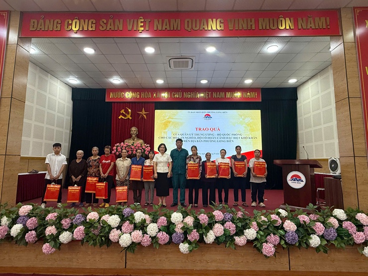 BCH Phòng thủ khu vực 4 tổ chức trao quà của Quân uỷ Trung ương – Bộ Quốc phòng cho 12 hộ cận nghèo và hộ có hoàn cảnh khó khăn trên địa bàn phường Long Biên- Ảnh 1.