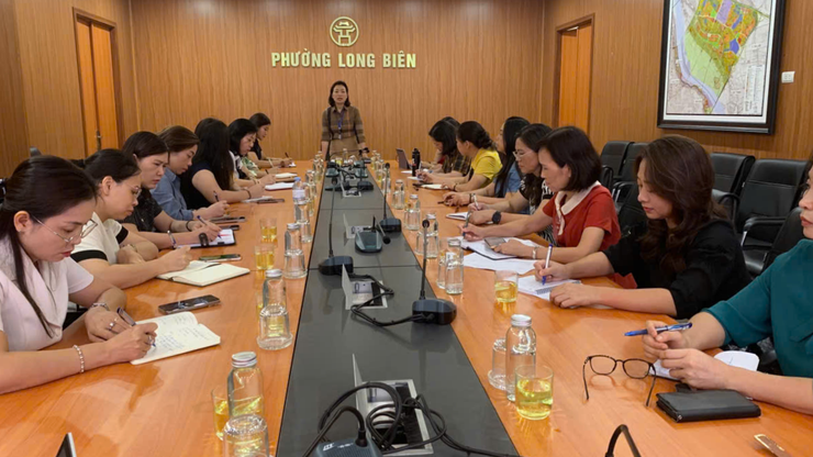 Đảng ủy phường Long Biên làm việc với Bí thư chi bộ khối trường học về tổ chức triển khai thực hiện chiến dịch “45 ngày đêm chuyển đổi số”.- Ảnh 2.