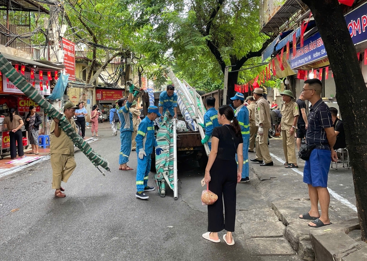 PHƯỜNG KIM LIÊN RA QUÂN CAO ĐIỂM ĐẢM BẢO TRẬT TỰ ĐÔ THỊ, VỆ SINH MÔI TRƯỜNG TẠI NGÕ 4 PHỐ PHƯƠNG MAI- Ảnh 3.