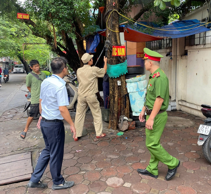 PHƯỜNG KIM LIÊN RA QUÂN CAO ĐIỂM ĐẢM BẢO TRẬT TỰ ĐÔ THỊ, VỆ SINH MÔI TRƯỜNG TẠI NGÕ 4 PHỐ PHƯƠNG MAI- Ảnh 2.