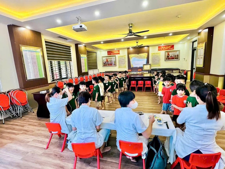 Trạm y tế xã Thư Lâm tổ chức khám sàng lọc khiếm thính cho trẻ em - Ảnh 1.