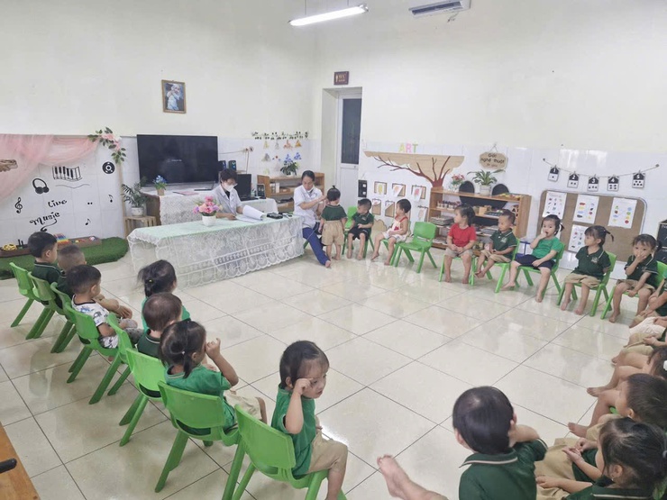 Trạm y tế xã Thư Lâm tổ chức khám sàng lọc khiếm thính cho trẻ em - Ảnh 2.