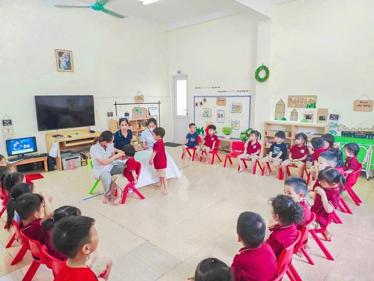 Trạm y tế xã Thư Lâm tổ chức khám sàng lọc khiếm thính cho trẻ em - Ảnh 3.