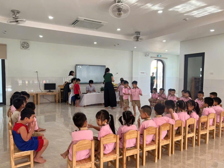 Trạm y tế xã Thư Lâm tổ chức khám sàng lọc khiếm thính cho trẻ em - Ảnh 4.