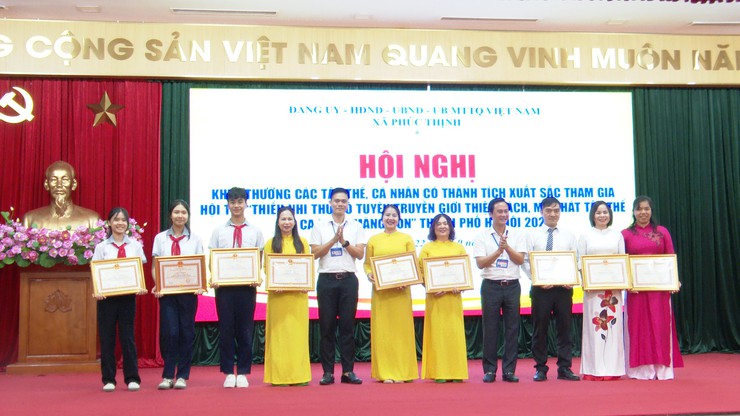 UBND xã Phúc Thịnh khen thưởng các tập thể, cá nhân đạt thành tích tại chung khảo hội thi Thiếu nhi Thủ đô Tuyên truyền giới thiệu sách; múa hát tập thể và ca khúc măng non năm 2025- Ảnh 1.