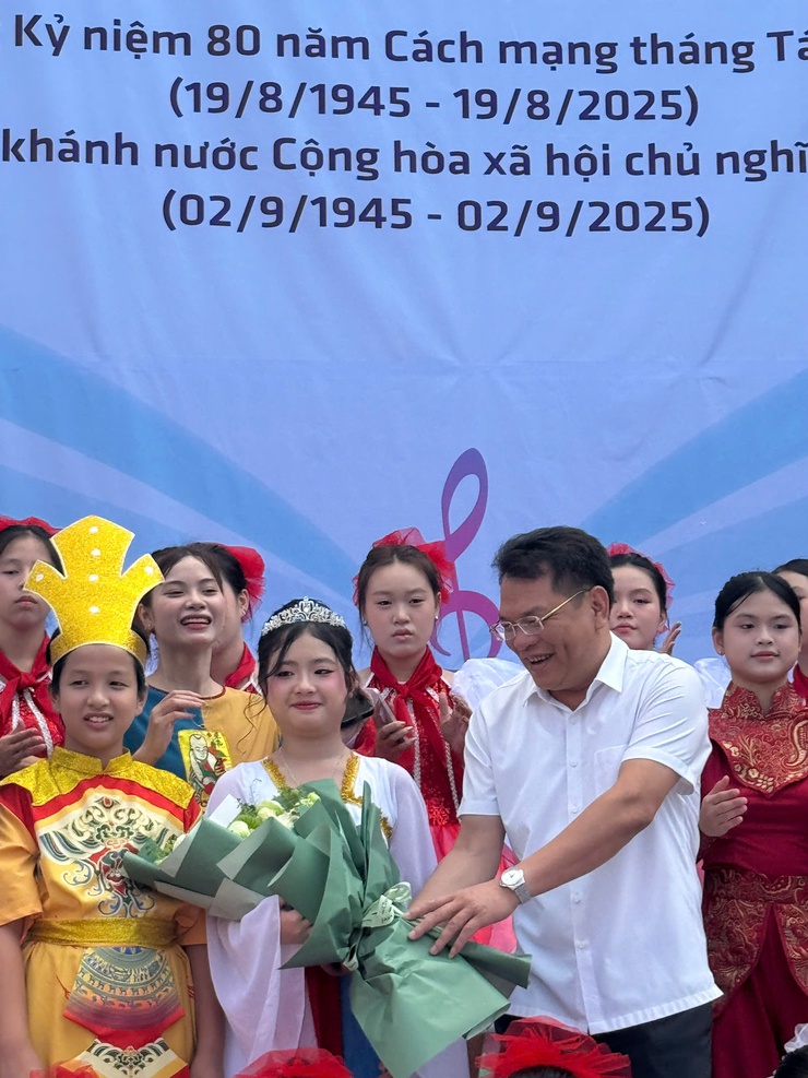Đội thiếu nhi phường Hồng Hà đạt giải Nhì Chung khảo Hội thi “Thiếu nhi Thủ đô tuyên truyền sách; Múa hát tập thể và Ca khúc măng non” năm 2025- Ảnh 4.