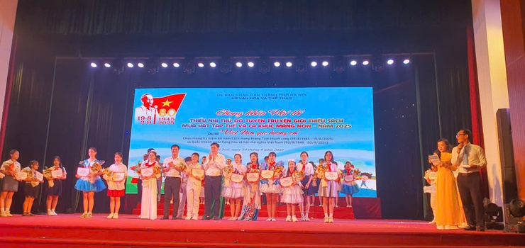 Đội thiếu nhi phường Hồng Hà đạt giải Nhì Chung khảo Hội thi “Thiếu nhi Thủ đô tuyên truyền sách; Múa hát tập thể và Ca khúc măng non” năm 2025- Ảnh 3.
