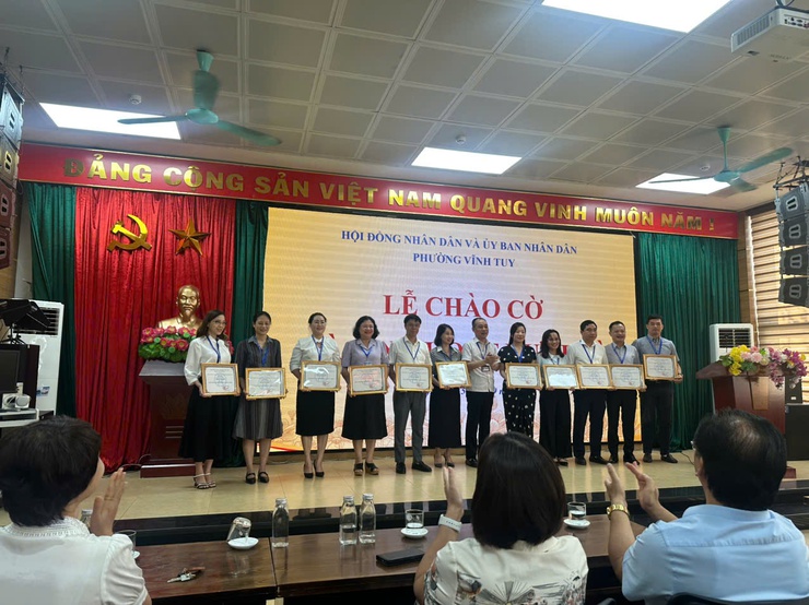 UBND phường Vĩnh Tuy tổ chức Lễ chào cờ và Sinh hoạt dưới cờ tháng 9 năm 2025- Ảnh 5.