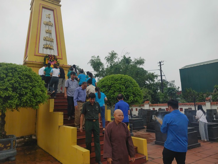 Dâng hương tri ân liệt sĩ trước thềm Đại hội MTTQ xã Tam Hưng- Ảnh 3.