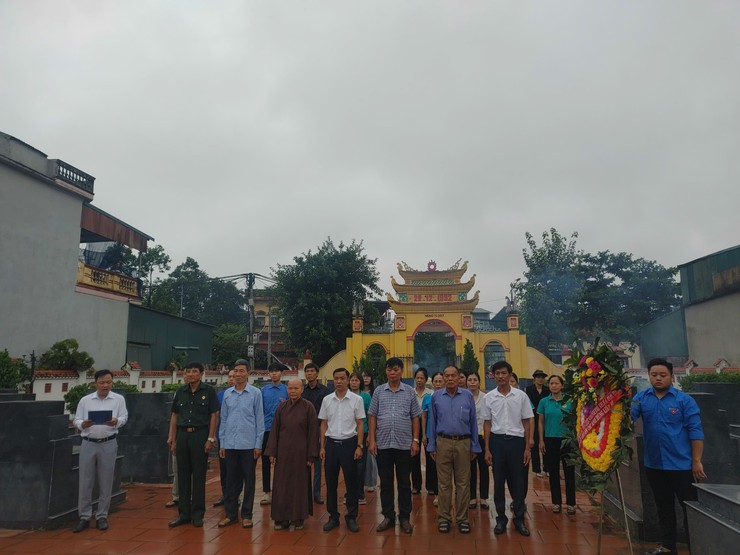 Dâng hương tri ân liệt sĩ trước thềm Đại hội MTTQ xã Tam Hưng- Ảnh 1.