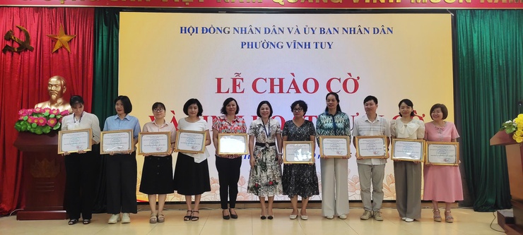UBND phường Vĩnh Tuy tổ chức Lễ chào cờ và Sinh hoạt dưới cờ tháng 9 năm 2025- Ảnh 4.