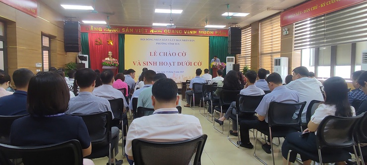 UBND phường Vĩnh Tuy tổ chức Lễ chào cờ và Sinh hoạt dưới cờ tháng 9 năm 2025- Ảnh 1.