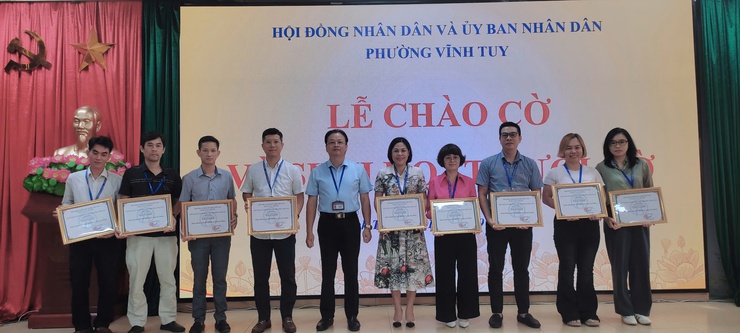 UBND phường Vĩnh Tuy tổ chức Lễ chào cờ và Sinh hoạt dưới cờ tháng 9 năm 2025- Ảnh 3.