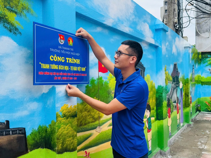 Gắn biển công trình thanh niên "Tranh tường bích họa - Tự hào Việt Nam" tại trường Tiểu học Ngũ Hiệp- Ảnh 2.