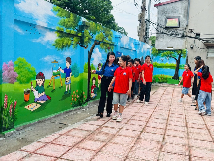 Gắn biển công trình thanh niên "Tranh tường bích họa - Tự hào Việt Nam" tại trường Tiểu học Ngũ Hiệp- Ảnh 1.