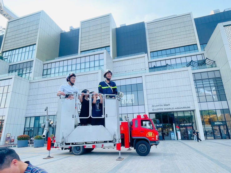 Trải nghiệm thực hành PCCC tại Trung tâm Thương mại Lotte Tây Hồ - Học mà chơi, chơi mà học- Ảnh 6.
