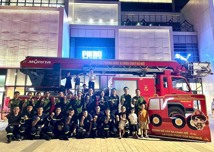 Trải nghiệm thực hành PCCC tại Trung tâm Thương mại Lotte Tây Hồ - Học mà chơi, chơi mà học- Ảnh 2.