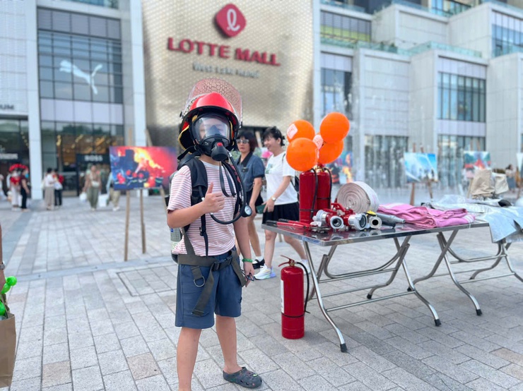 Trải nghiệm thực hành PCCC tại Trung tâm Thương mại Lotte Tây Hồ - Học mà chơi, chơi mà học- Ảnh 3.