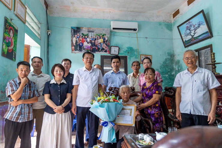 ĐẢNG ỦY XÃ ỨNG THIÊN TRANG TRỌNG TỔ CHỨC TRAO HUY HIỆU 60 NĂM TUỔI ĐẢNG CHO ĐẢNG VIÊN LÃO THÀNH THUỘC CHI BỘ THÔN XÀ CẦU- Ảnh 1.