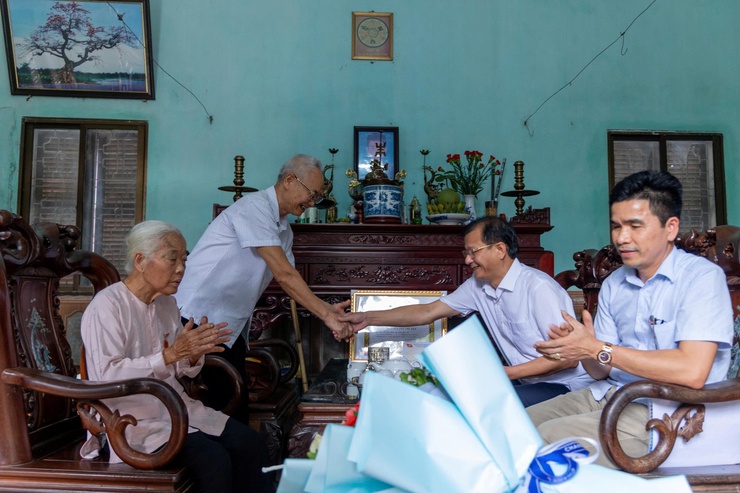 ĐẢNG ỦY XÃ ỨNG THIÊN TRANG TRỌNG TỔ CHỨC TRAO HUY HIỆU 60 NĂM TUỔI ĐẢNG CHO ĐẢNG VIÊN LÃO THÀNH THUỘC CHI BỘ THÔN XÀ CẦU- Ảnh 6.