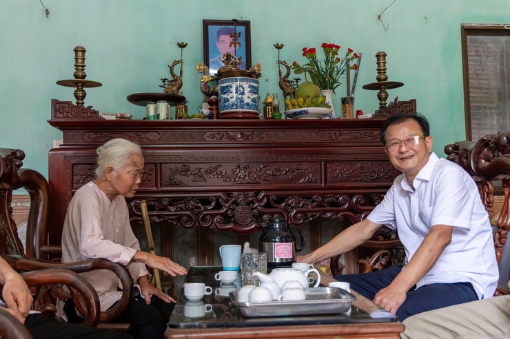 ĐẢNG ỦY XÃ ỨNG THIÊN TRANG TRỌNG TỔ CHỨC TRAO HUY HIỆU 60 NĂM TUỔI ĐẢNG CHO ĐẢNG VIÊN LÃO THÀNH THUỘC CHI BỘ THÔN XÀ CẦU- Ảnh 5.
