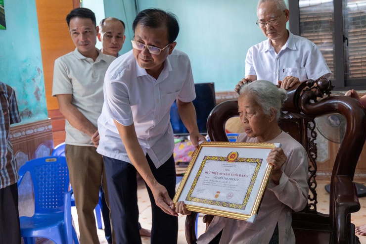 ĐẢNG ỦY XÃ ỨNG THIÊN TRANG TRỌNG TỔ CHỨC TRAO HUY HIỆU 60 NĂM TUỔI ĐẢNG CHO ĐẢNG VIÊN LÃO THÀNH THUỘC CHI BỘ THÔN XÀ CẦU- Ảnh 3.