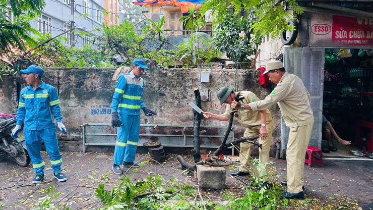 PHƯỜNG KIM LIÊN RA QUÂN CAO ĐIỂM ĐẢM BẢO TRẬT TỰ ĐÔ THỊ, VỆ SINH MÔI TRƯỜNG TẠI NGÕ 4 PHỐ PHƯƠNG MAI- Ảnh 4.