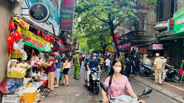 PHƯỜNG KIM LIÊN RA QUÂN CAO ĐIỂM ĐẢM BẢO TRẬT TỰ ĐÔ THỊ, VỆ SINH MÔI TRƯỜNG TẠI NGÕ 4 PHỐ PHƯƠNG MAI- Ảnh 5.