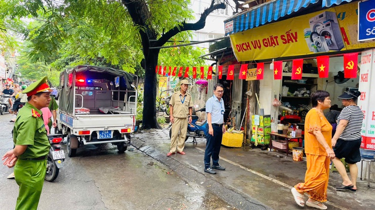 PHƯỜNG KIM LIÊN RA QUÂN CAO ĐIỂM ĐẢM BẢO TRẬT TỰ ĐÔ THỊ, VỆ SINH MÔI TRƯỜNG TẠI NGÕ 4 PHỐ PHƯƠNG MAI- Ảnh 1.