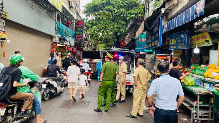 PHƯỜNG KIM LIÊN RA QUÂN CAO ĐIỂM ĐẢM BẢO TRẬT TỰ ĐÔ THỊ, VỆ SINH MÔI TRƯỜNG TẠI NGÕ 4 PHỐ PHƯƠNG MAI- Ảnh 6.