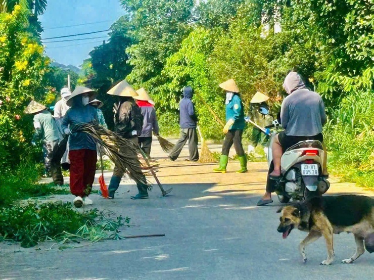 Các chi hội phụ nữ xã Yên Bài ra quân tổng vệ sinh môi trường chào mừng Đại hội Đại biểu Hội Liên hiệp Phụ nữ xã lần thứ I, nhiệm kỳ 2025 – 2030- Ảnh 1.