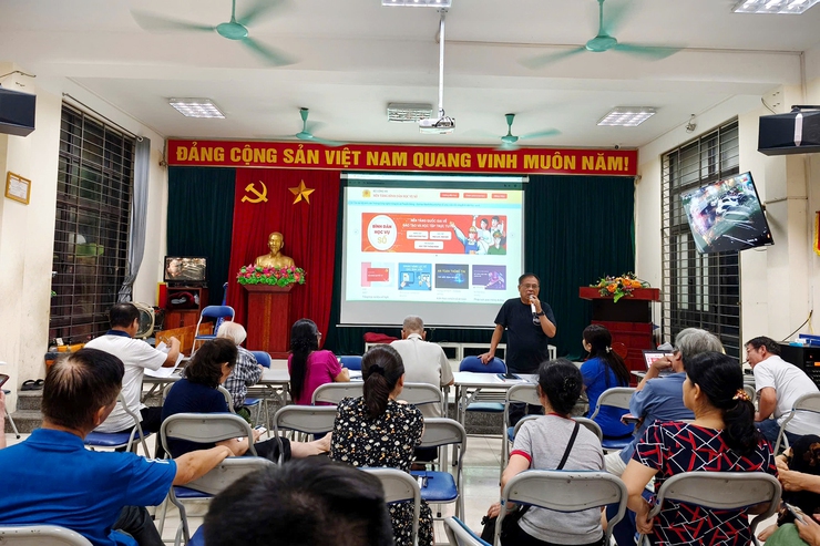 Hành trình chuyển đổi số của phường Thanh Xuân: “Cầm tay chỉ việc” để mọi người dân thành “công dân số”- Ảnh 4.