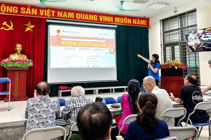Hành trình chuyển đổi số của phường Thanh Xuân: “Cầm tay chỉ việc” để mọi người dân thành “công dân số”- Ảnh 3.