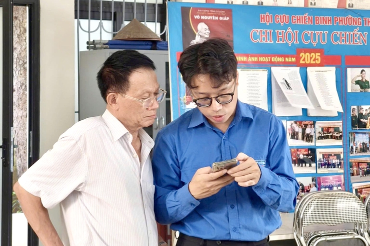 Hành trình chuyển đổi số của phường Thanh Xuân: “Cầm tay chỉ việc” để mọi người dân thành “công dân số”- Ảnh 2.