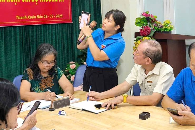 Hành trình chuyển đổi số của phường Thanh Xuân: “Cầm tay chỉ việc” để mọi người dân thành “công dân số”- Ảnh 5.