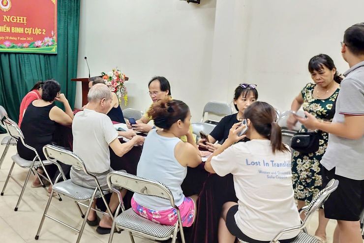 Hành trình chuyển đổi số của phường Thanh Xuân: “Cầm tay chỉ việc” để mọi người dân thành “công dân số”- Ảnh 6.