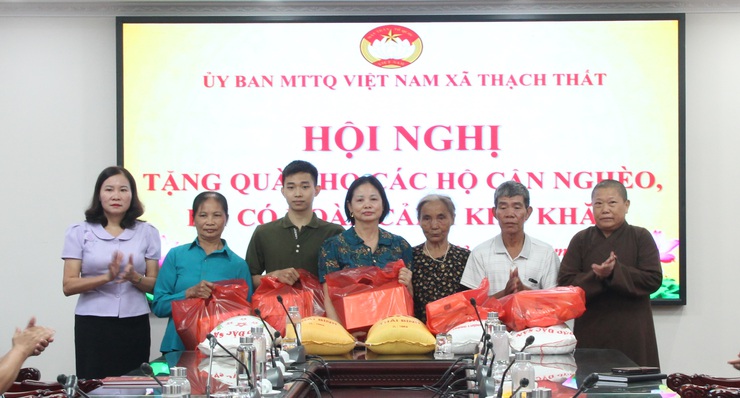MTTQ xã Thạch Thất trao quà cho hộ gia đình có hoàn cảnh khó khăn- Ảnh 1.