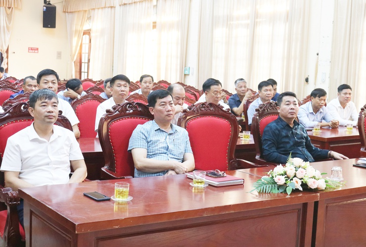 UBND xã Hòa Phú tổ chức hội nghị trao quyết định nghỉ hưu trước tuổi và nghỉ thôi việc theo quy định- Ảnh 1.