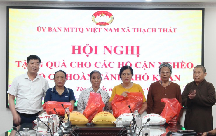 MTTQ xã Thạch Thất trao quà cho hộ gia đình có hoàn cảnh khó khăn- Ảnh 2.