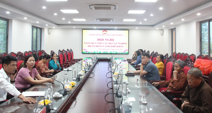 MTTQ xã Thạch Thất trao quà cho hộ gia đình có hoàn cảnh khó khăn- Ảnh 4.