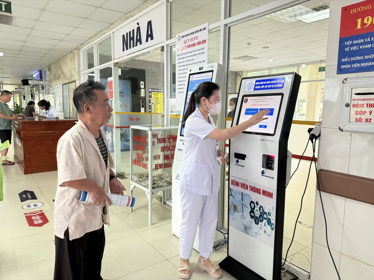 Người dân Hà Nội dùng căn cước công dân gắn chip thay thẻ bảo hiểm y tế thuận tiện khi đi khám chữa bệnh- Ảnh 1.